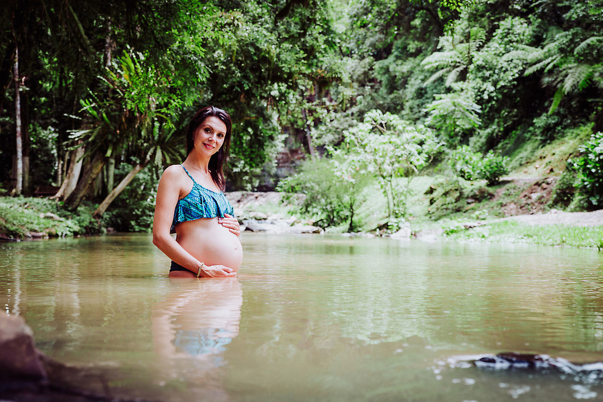 Reflexos... Ensaio Gestante Ângela e Anderson, Gestação Davi. Cachoeira Trombudo Central. Fotografia de Eduardo Pasqualini, fotógrafo de casamentos e ensaios em Rio do Sul, Santa Catarina.
