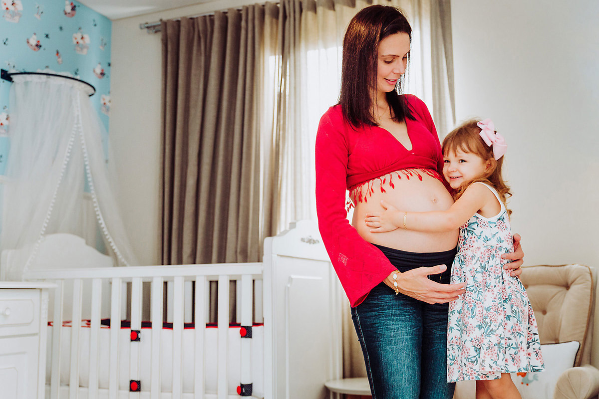 Carinho com mamãe... Ensaio Gestante Ângela e Anderson, Gestação Davi. Cachoeira Trombudo Central. Fotografia de Eduardo Pasqualini, fotógrafo de casamentos e ensaios em Rio do Sul, Santa Catarina.