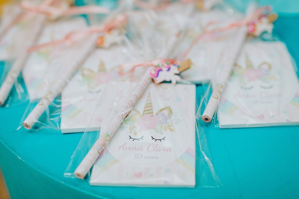 Lembrancinha do aniversário. Aniversário 10 anos Anna Clara. Decoração de Unicórnios. Espaço 100% festa em Rio do Sul, Santa Catarina. Fotografia de Eduardo Pasqualini, fotógrafo de família e ensaios.