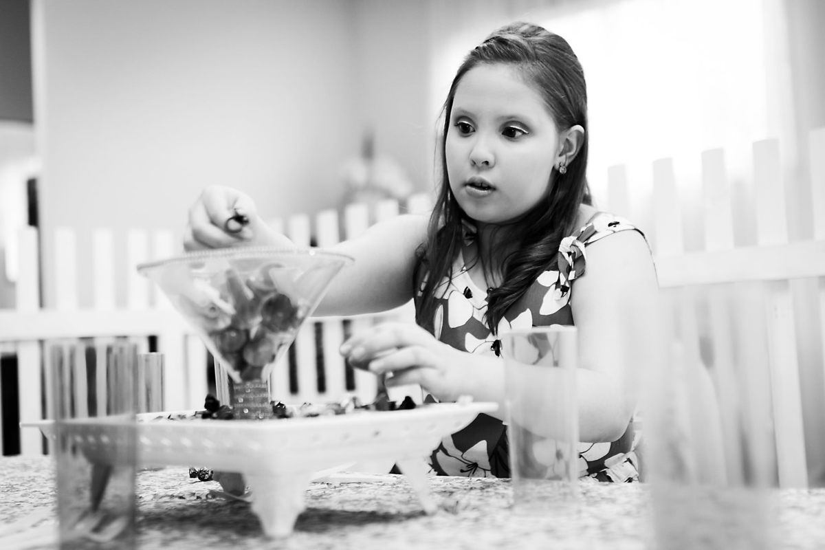 Organizando os detalhes do meu aniversário. Aniversário 10 anos Anna Clara. Decoração de Unicórnios. Espaço 100% festa em Rio do Sul, Santa Catarina. Fotografia de Eduardo Pasqualini, fotógrafo de família e ensaios.