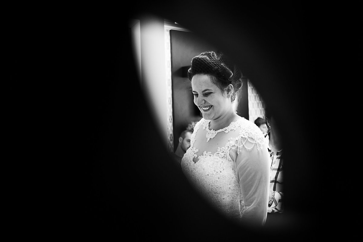 Espionando a noiva. Casamento Vanderléia e Ivan em Petrolândia, SC. Fotografia de Eduardo Pasqualini, fotógrafo de casamentos e ensaios em Rio do Sul, Santa Catarina.