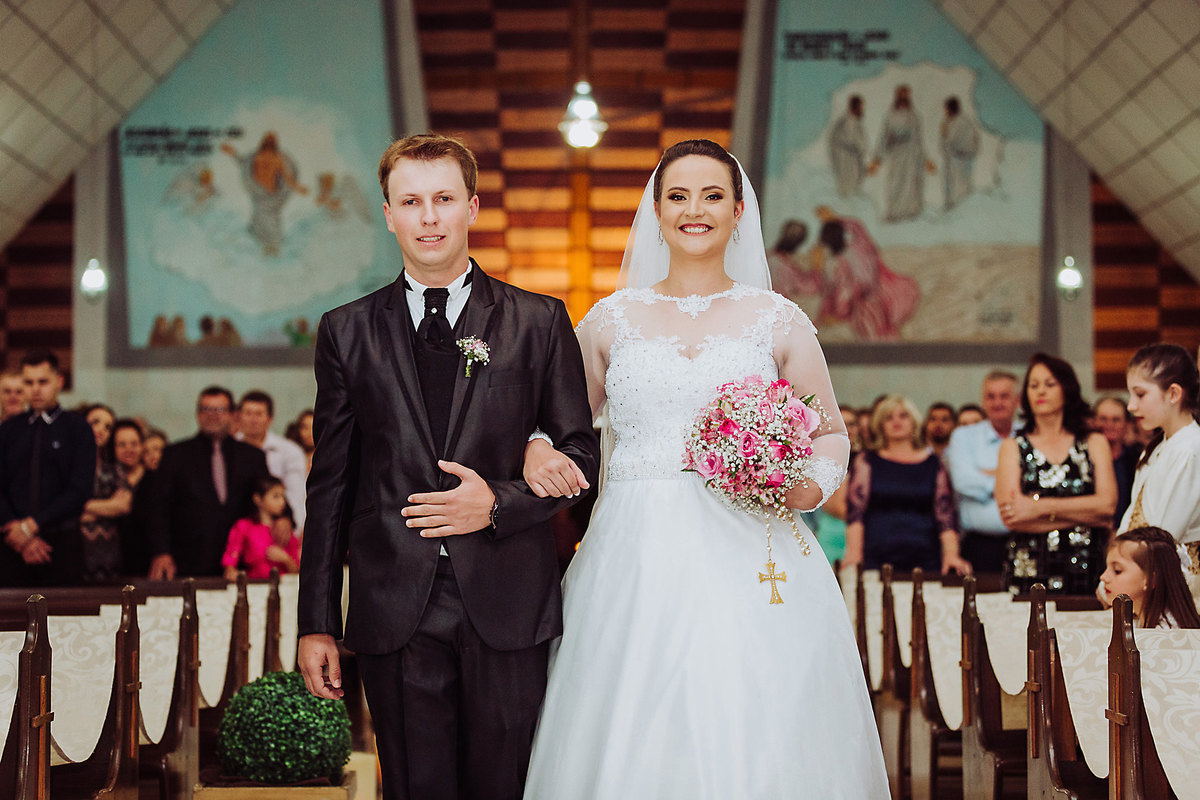Caminhando até o altar. Casamento Vanderléia e Ivan em Petrolândia, SC. Fotografia de Eduardo Pasqualini, fotógrafo de casamentos e ensaios em Rio do Sul, Santa Catarina.