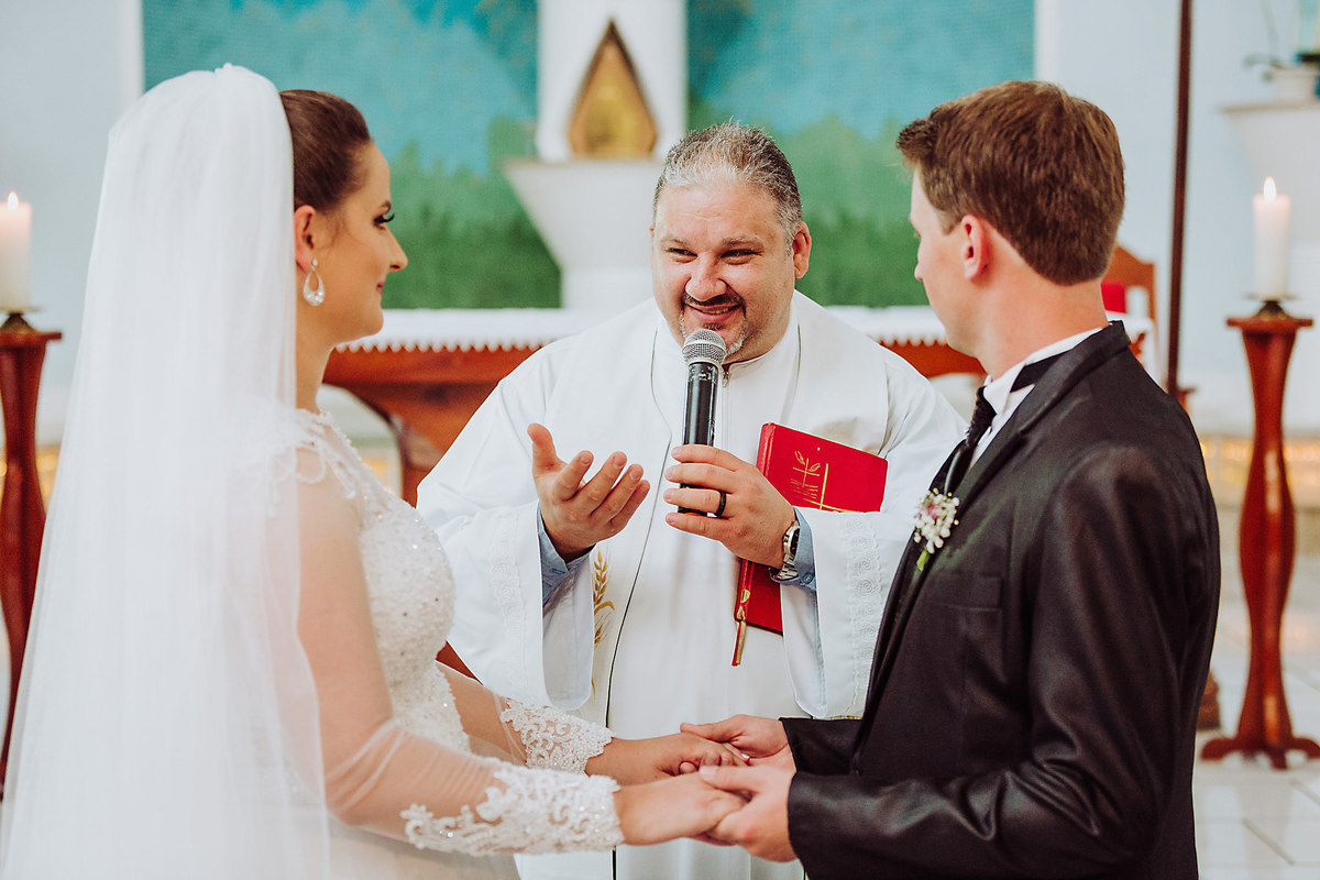 Palavras do padre. Casamento Vanderléia e Ivan em Petrolândia, SC. Fotografia de Eduardo Pasqualini, fotógrafo de casamentos e ensaios em Rio do Sul, Santa Catarina.
