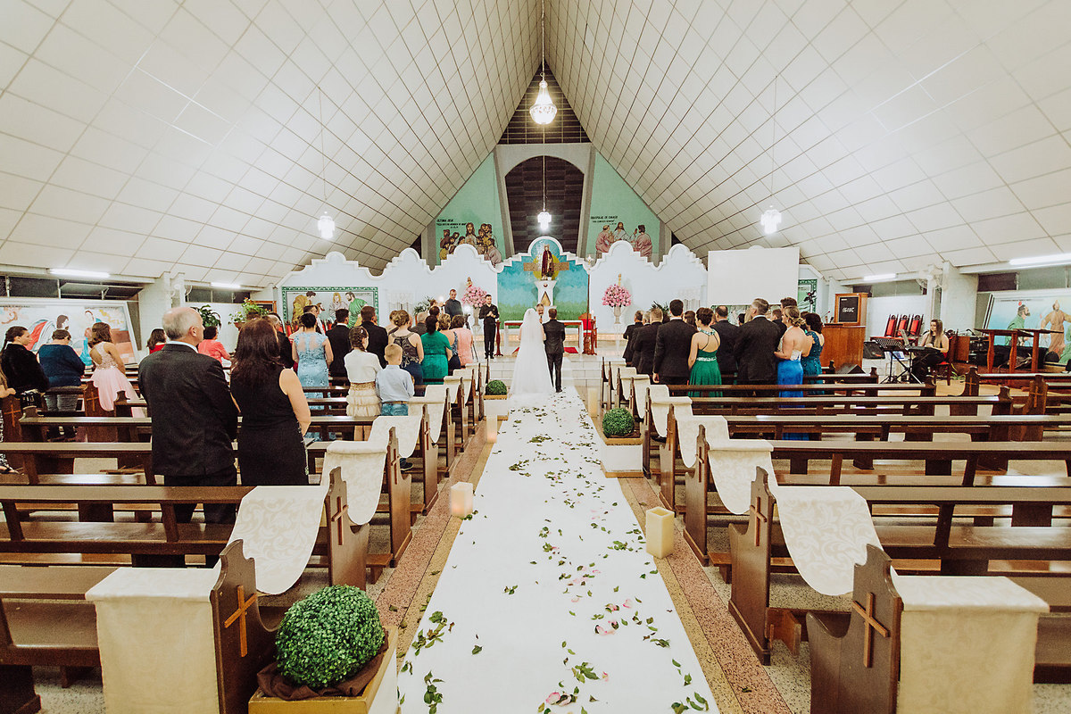 Dentro da igreja. Casamento Vanderléia e Ivan em Petrolândia, SC. Fotografia de Eduardo Pasqualini, fotógrafo de casamentos e ensaios em Rio do Sul, Santa Catarina.