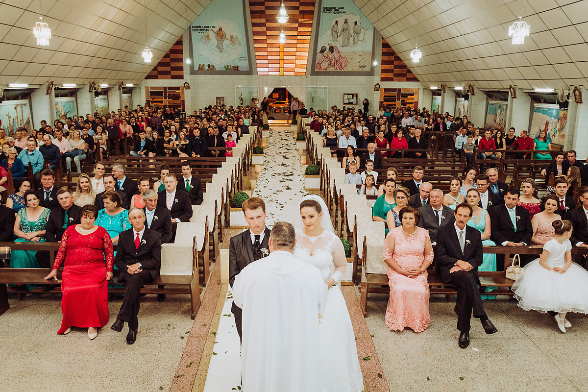 Nossos convidados na cerimônia. Casamento Vanderléia e Ivan em Petrolândia, SC. Fotografia de Eduardo Pasqualini, fotógrafo de casamentos e ensaios em Rio do Sul, Santa Catarina.