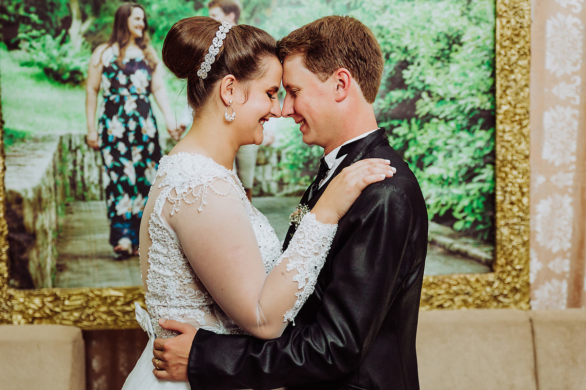 Carinhos. Casamento Vanderléia e Ivan em Petrolândia, SC. Fotografia de Eduardo Pasqualini, fotógrafo de casamentos e ensaios em Rio do Sul, Santa Catarina.