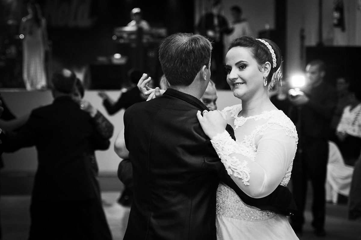 Valsa. Casamento Vanderléia e Ivan em Petrolândia, SC. Fotografia de Eduardo Pasqualini, fotógrafo de casamentos e ensaios em Rio do Sul, Santa Catarina.