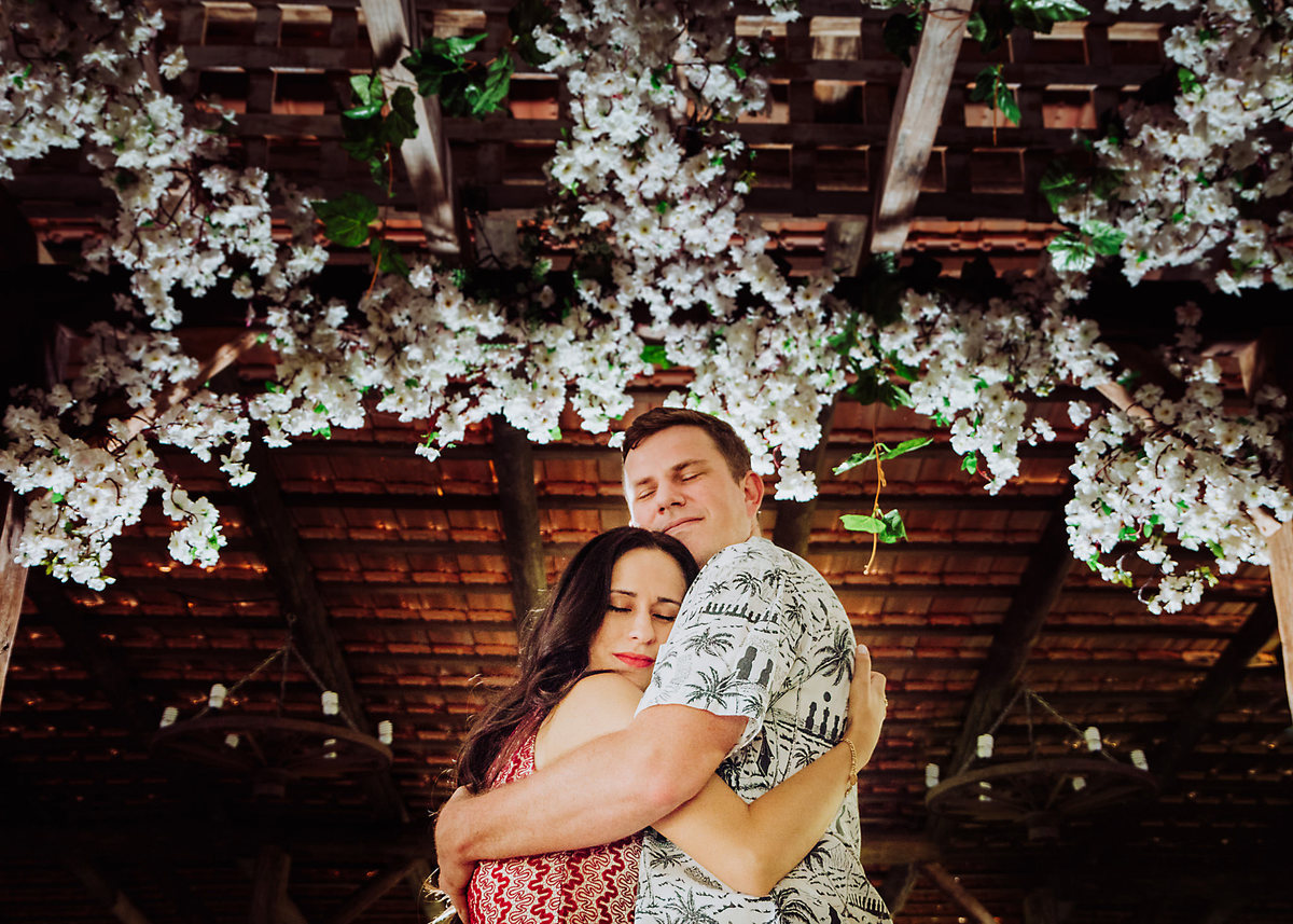 Um abraço quente. Ensaio Pré-Casamento Bete e Guilherme. Sítio Pontal das Águas, Albertina. Fotografia de Eduardo Pasqualini, fotógrafo de casamentos e pre-wedding em Rio do Sul, Santa Catarina.
