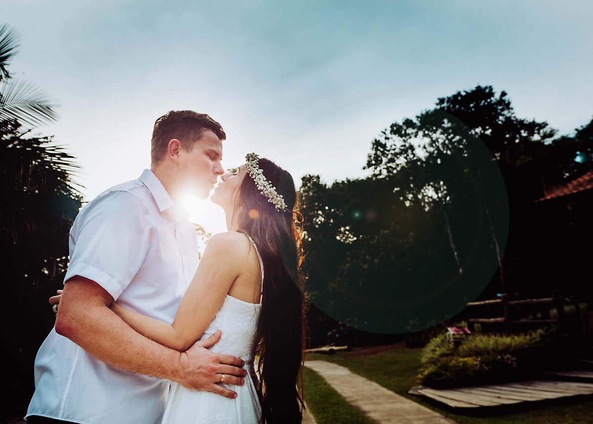O sol nos ilumina... Ensaio Pré-Casamento Bete e Guilherme. Sítio Pontal das Águas, Albertina. Fotografia de Eduardo Pasqualini, fotógrafo de casamentos e pre-wedding em Rio do Sul, Santa Catarina.