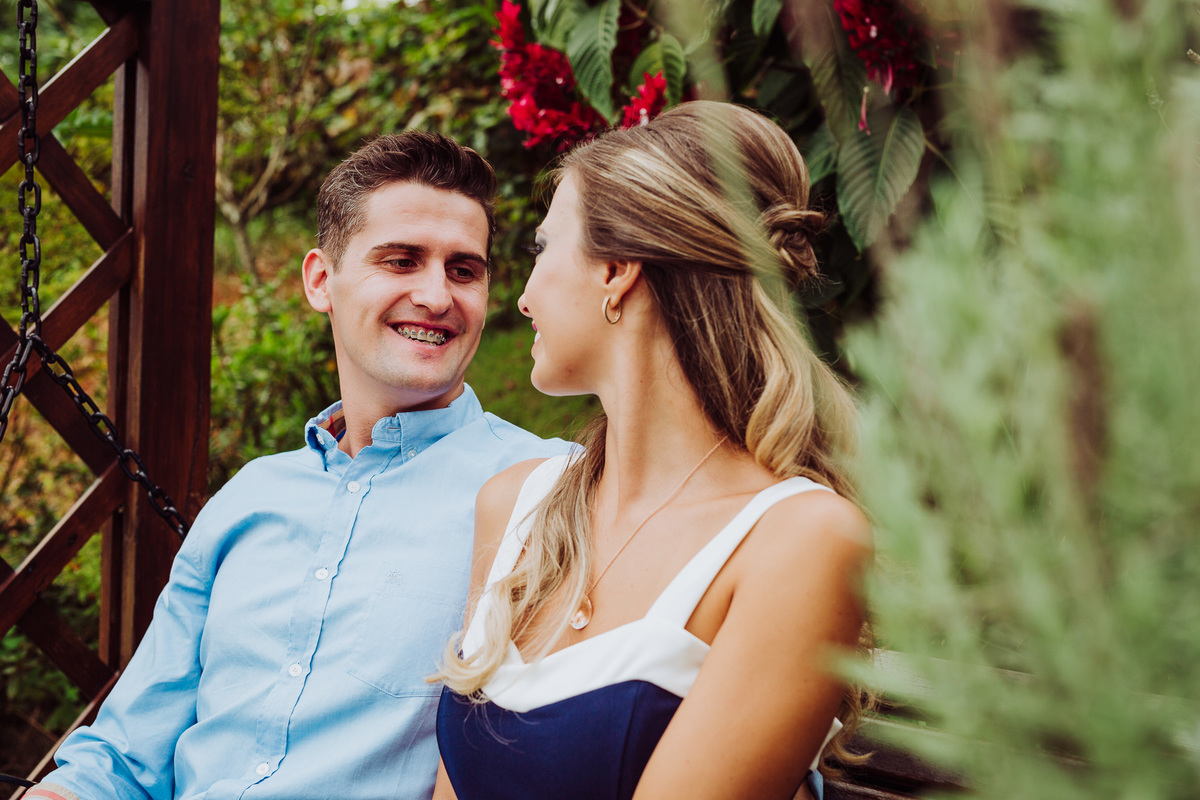 Ele olhando pra ela. Anúncio e Convite de Casamento Georgia e Thiago Bonfanti. Osteria La Campagnaga. Fotografia de Eduardo Pasqualini, fotógrafo de casamentos e ensaios em Rio do Sul, Santa Catarina.