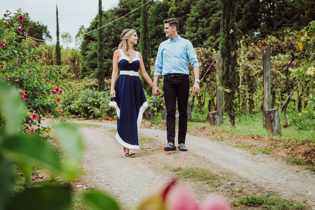 Começando um longo caminho. Anúncio e Convite de Casamento Georgia e Thiago Bonfanti. Osteria La Campagnaga. Fotografia de Eduardo Pasqualini, fotógrafo de casamentos e ensaios em Rio do Sul, Santa Catarina.