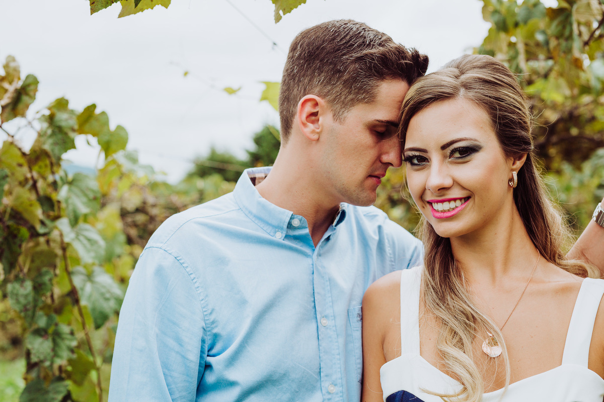 Ele é carinhoso... Anúncio e Convite de Casamento Georgia e Thiago Bonfanti. Osteria La Campagnaga. Fotografia de Eduardo Pasqualini, fotógrafo de casamentos e ensaios em Rio do Sul, Santa Catarina.