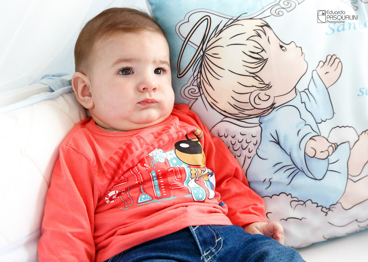 Criança com 4 meses de vida em seu berço. Fotografia de Eduardo Pasqualini, fotógrafo de casamentos e ensaios em Rio do Sul, Santa Catarina.