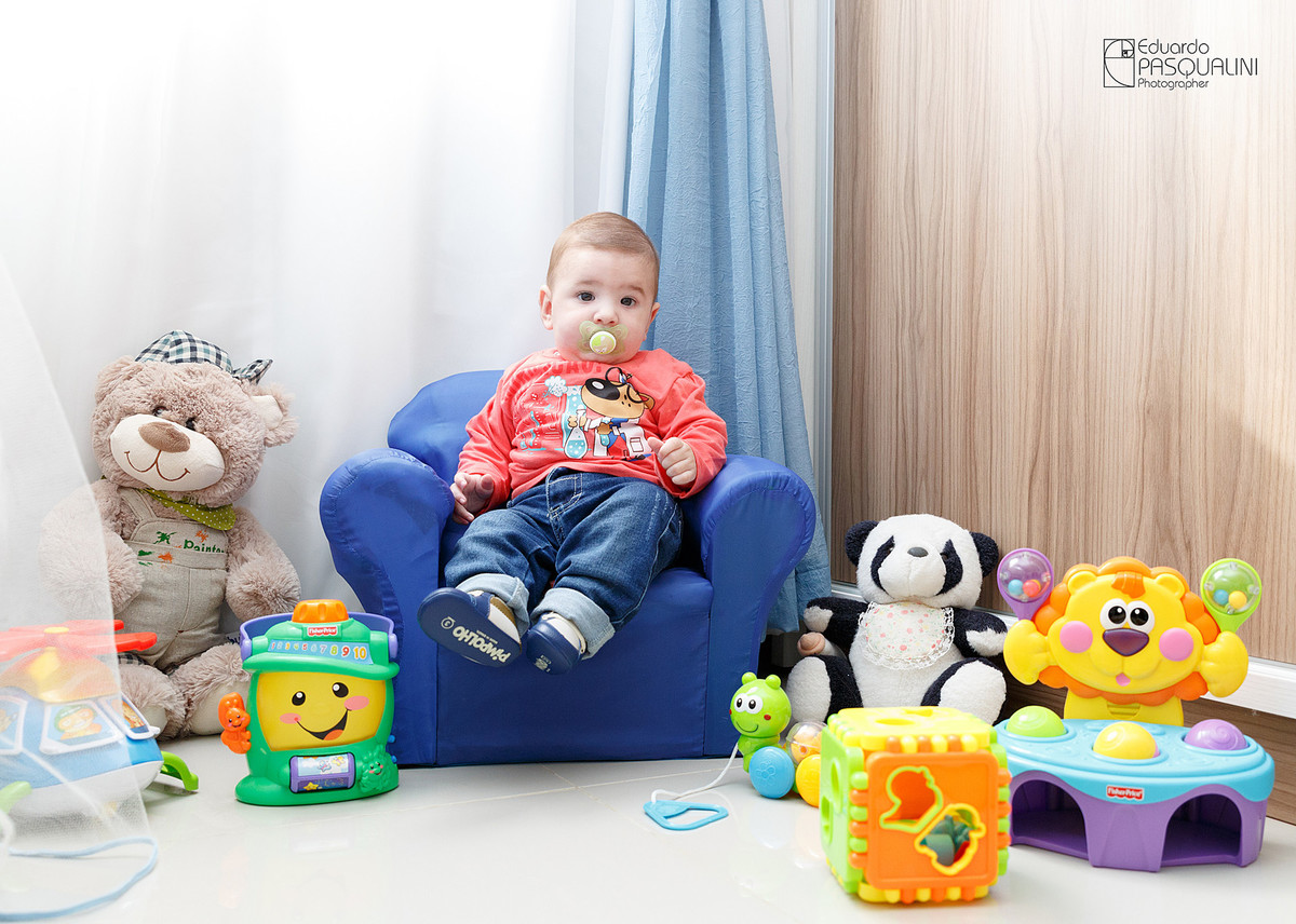 O rei da casa em seu trono com seus brinquedos, Fotografia de Eduardo Pasqualini, fotógrafo de casamentos e ensaios em Rio do Sul, Santa Catarina.