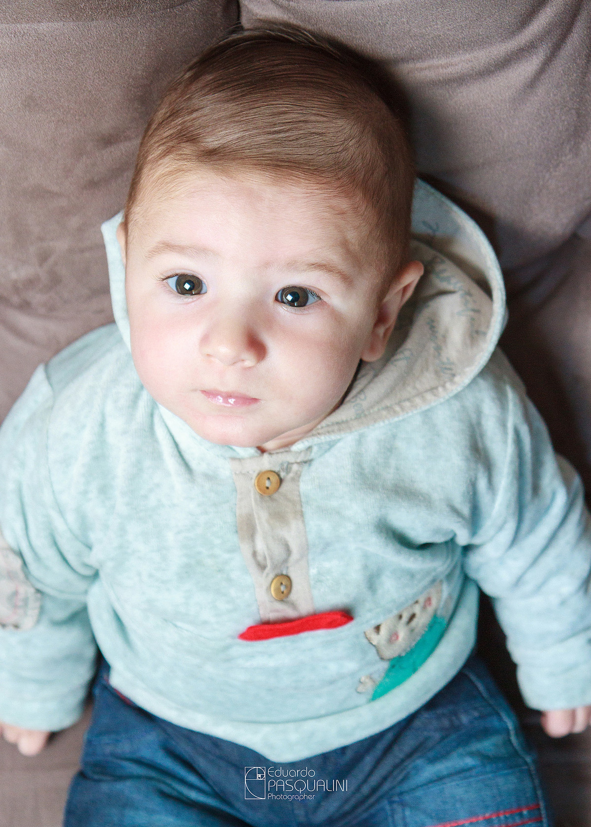 Com 3 meses, linda criança em ensaio fotográfico. Fotografia de Eduardo Pasqualini, fotógrafo de casamentos e ensaios em Rio do Sul, Santa Catarina.