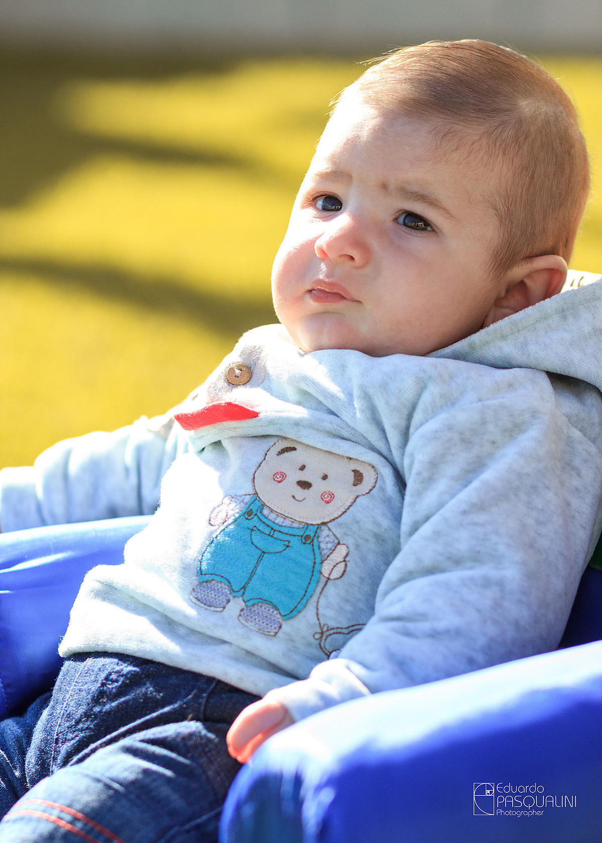 Aproveitando o sol, Samuel curte o inverno. Fotografia de Eduardo Pasqualini, fotógrafo de casamentos e ensaios em Rio do Sul, Santa Catarina.