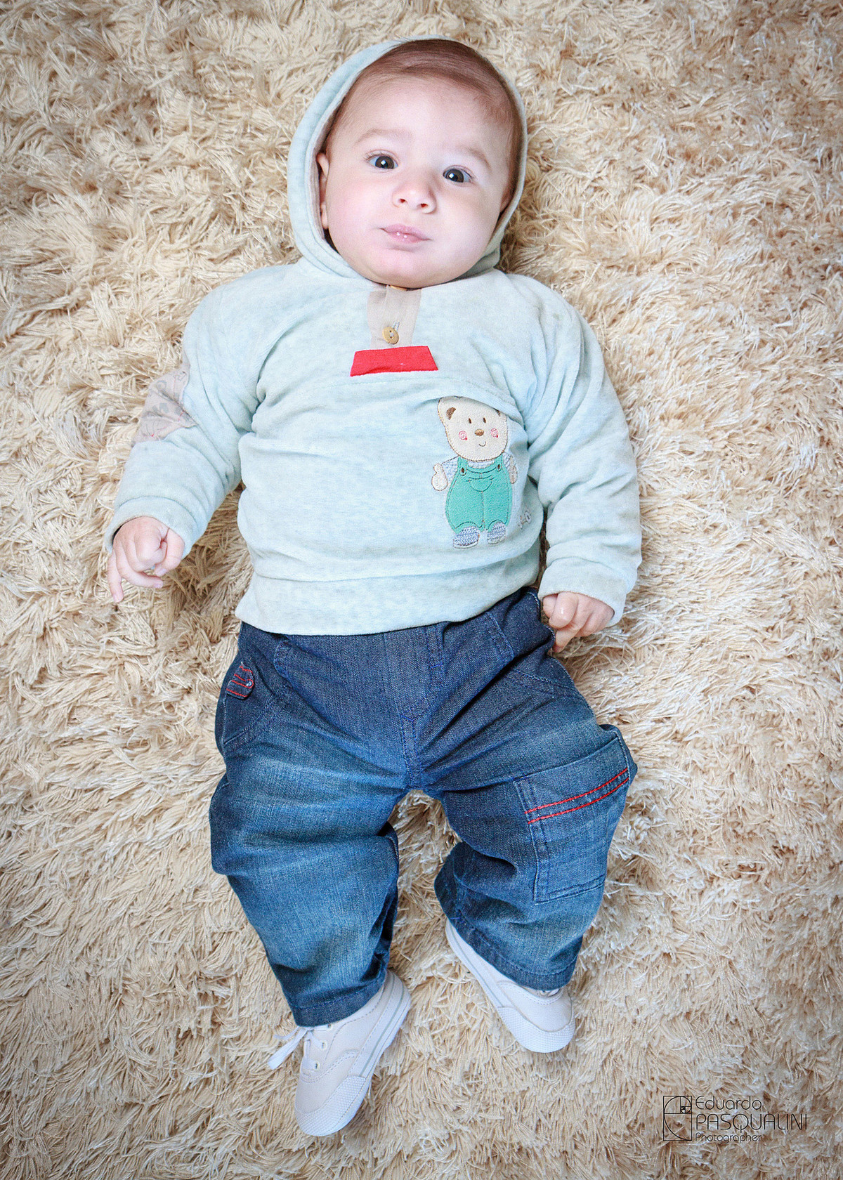 Foto de criança em tapete de pelúcia. Fotografia de Eduardo Pasqualini, fotógrafo de casamentos e ensaios em Rio do Sul, Santa Catarina.
