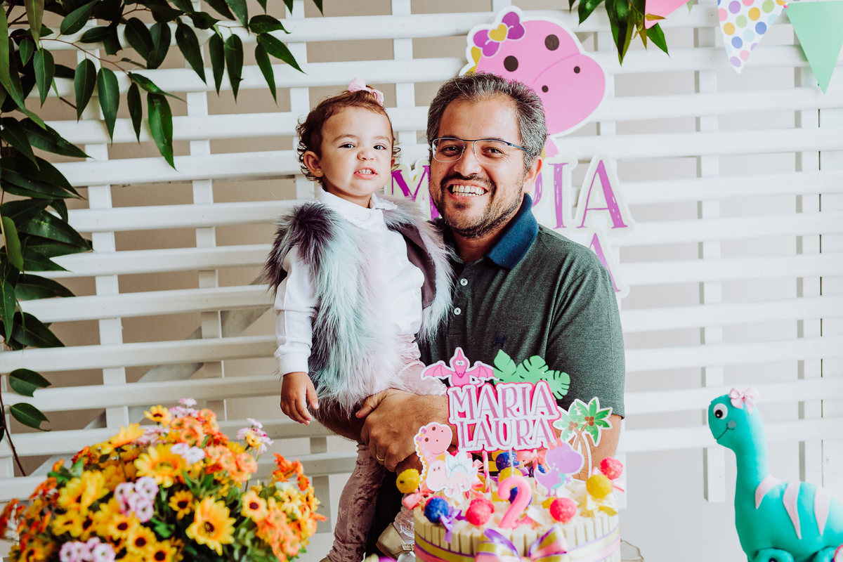 Papai Rodrigo. Decoração Dinossauro. Aniversário 2 Aninhos Maria Laura Figueiredo Laurindo. Fotografia de Eduardo Pasqualini, fotógrafo de casamento, família e ensaios em Rio do Sul, Santa Catarina.