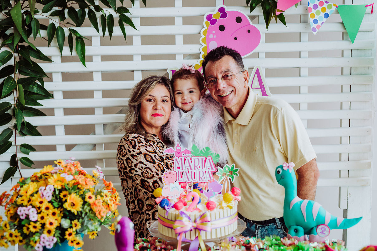Avós. Decoração Dinossauro. Aniversário 2 Aninhos Maria Laura Figueiredo Laurindo. Fotografia de Eduardo Pasqualini, fotógrafo de casamento, família e ensaios em Rio do Sul, Santa Catarina.