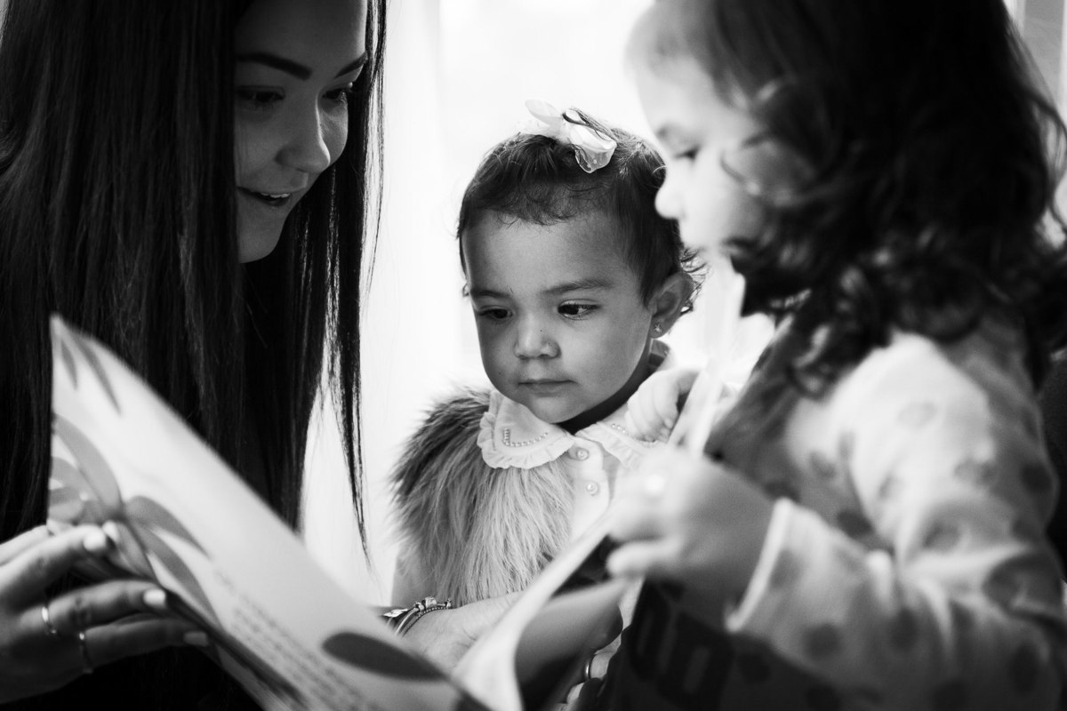 Meu novo livro. Decoração Dinossauro. Aniversário 2 Aninhos Maria Laura Figueiredo Laurindo. Fotografia de Eduardo Pasqualini, fotógrafo de casamento, família e ensaios em Rio do Sul, Santa Catarina.