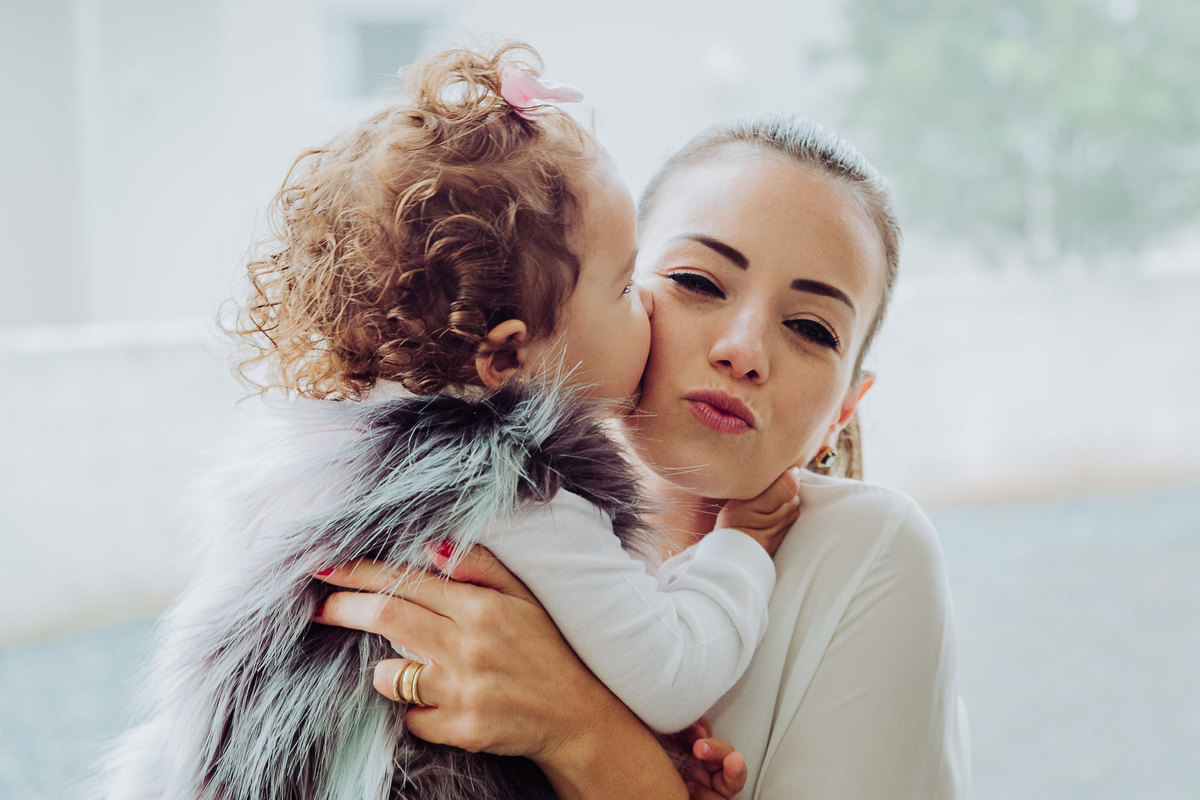 Beijo na mamãe. Decoração Dinossauro. Aniversário 2 Aninhos Maria Laura Figueiredo Laurindo. Fotografia de Eduardo Pasqualini, fotógrafo de casamento, família e ensaios em Rio do Sul, Santa Catarina.