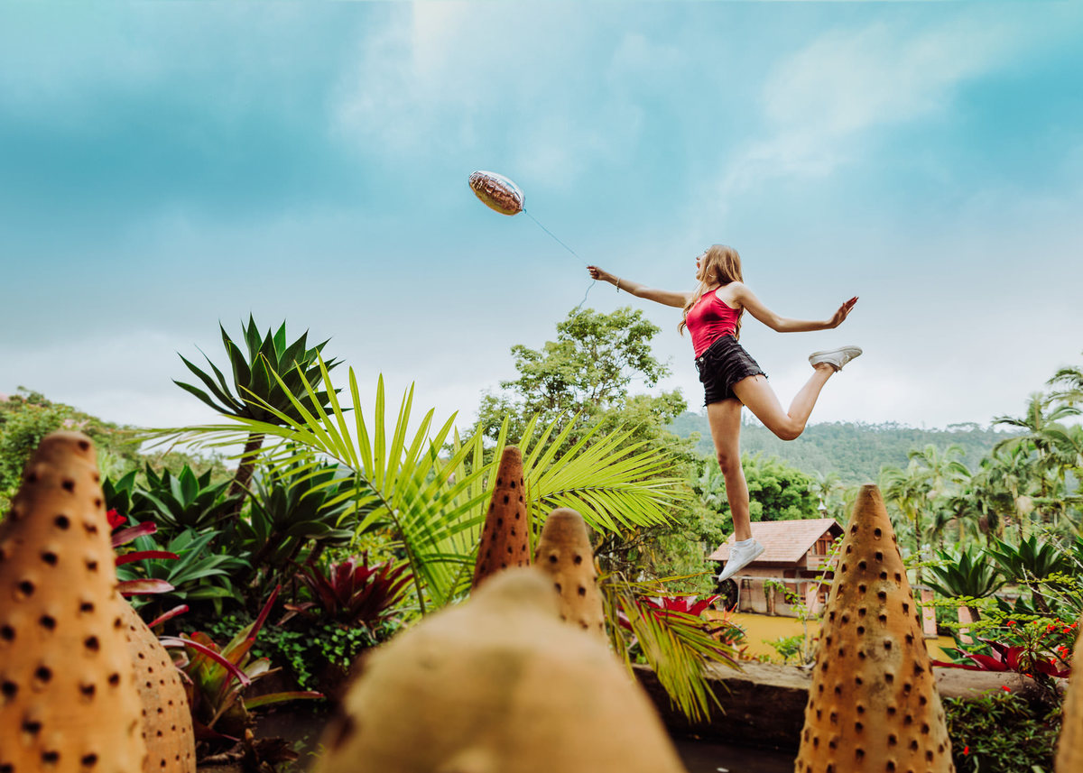 Saí voando... Ensaio 15 anos Analice. Solar das Palmeiras, Presidente Getúlio. Fotografia de Eduardo Pasqualini, fotógrafo de casamento, família e ensaios em Rio do Sul, Santa Catarina.