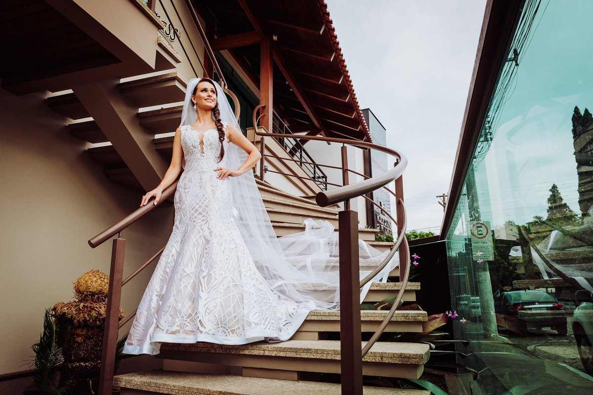 Linda noiva na escada. Elisabete e Guilherme. Catedral São João Batista, Sítio Pontal das Águas, Albertina. Fotografia de Eduardo Pasqualini, fotógrafo de casamento, família e ensaios em Rio do Sul, Santa Catarina.