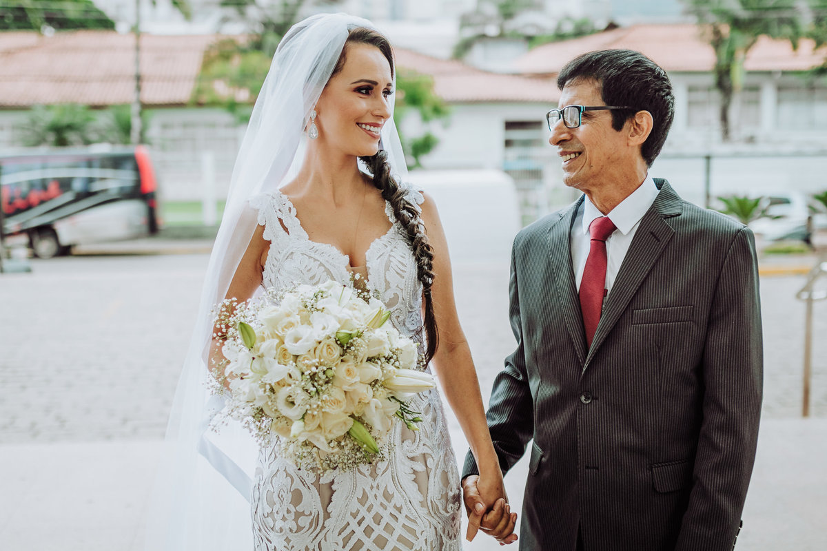 Papai da noiva. Elisabete e Guilherme. Catedral São João Batista, Sítio Pontal das Águas, Albertina. Fotografia de Eduardo Pasqualini, fotógrafo de casamento, família e ensaios em Rio do Sul, Santa Catarina.