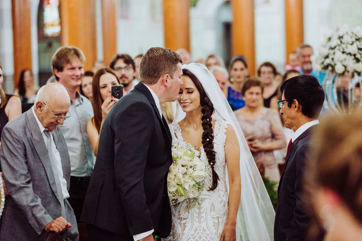Beijo na testa da noiva. Elisabete e Guilherme. Catedral São João Batista, Sítio Pontal das Águas, Albertina. Fotografia de Eduardo Pasqualini, fotógrafo de casamento, família e ensaios em Rio do Sul, Santa Catarina.