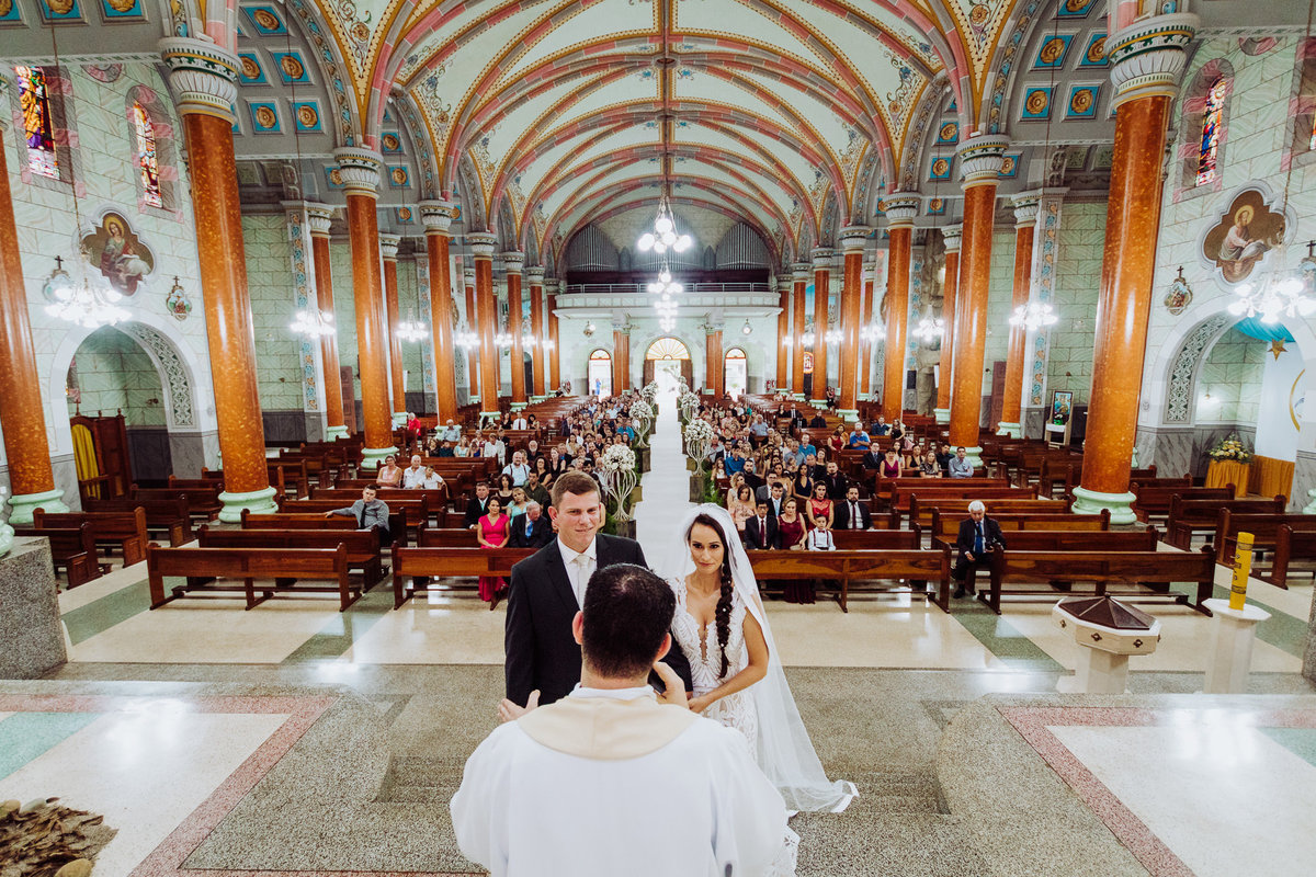 Convidados na missa. Elisabete e Guilherme. Catedral São João Batista, Sítio Pontal das Águas, Albertina. Fotografia de Eduardo Pasqualini, fotógrafo de casamento, família e ensaios em Rio do Sul, Santa Catarina.
