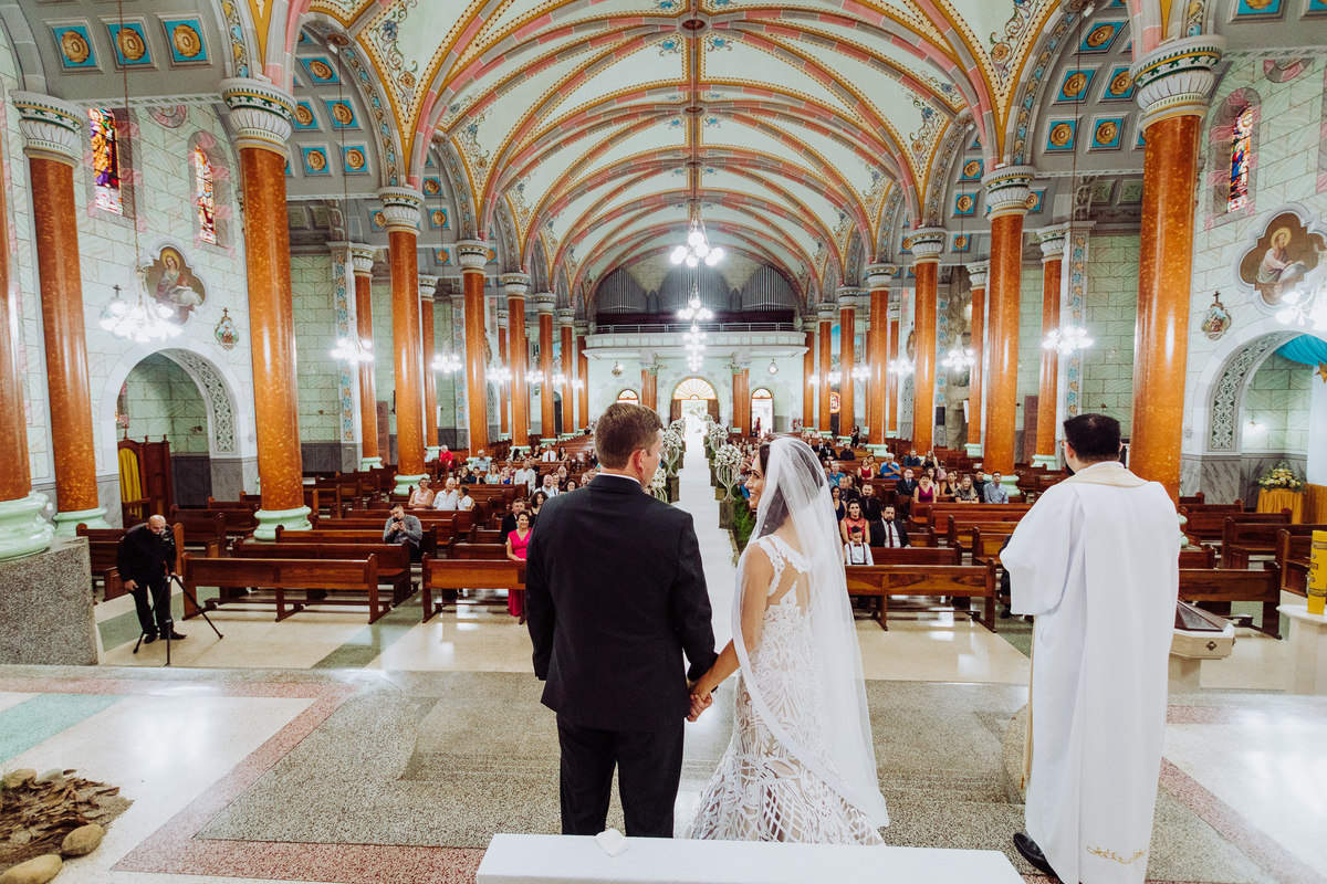 Olhando nossos amigos. Elisabete e Guilherme. Catedral São João Batista, Sítio Pontal das Águas, Albertina. Fotografia de Eduardo Pasqualini, fotógrafo de casamento, família e ensaios em Rio do Sul, Santa Catarina.
