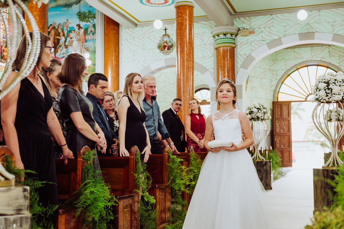 Lá vem as alianças. Elisabete e Guilherme. Catedral São João Batista, Sítio Pontal das Águas, Albertina. Fotografia de Eduardo Pasqualini, fotógrafo de casamento, família e ensaios em Rio do Sul, Santa Catarina.