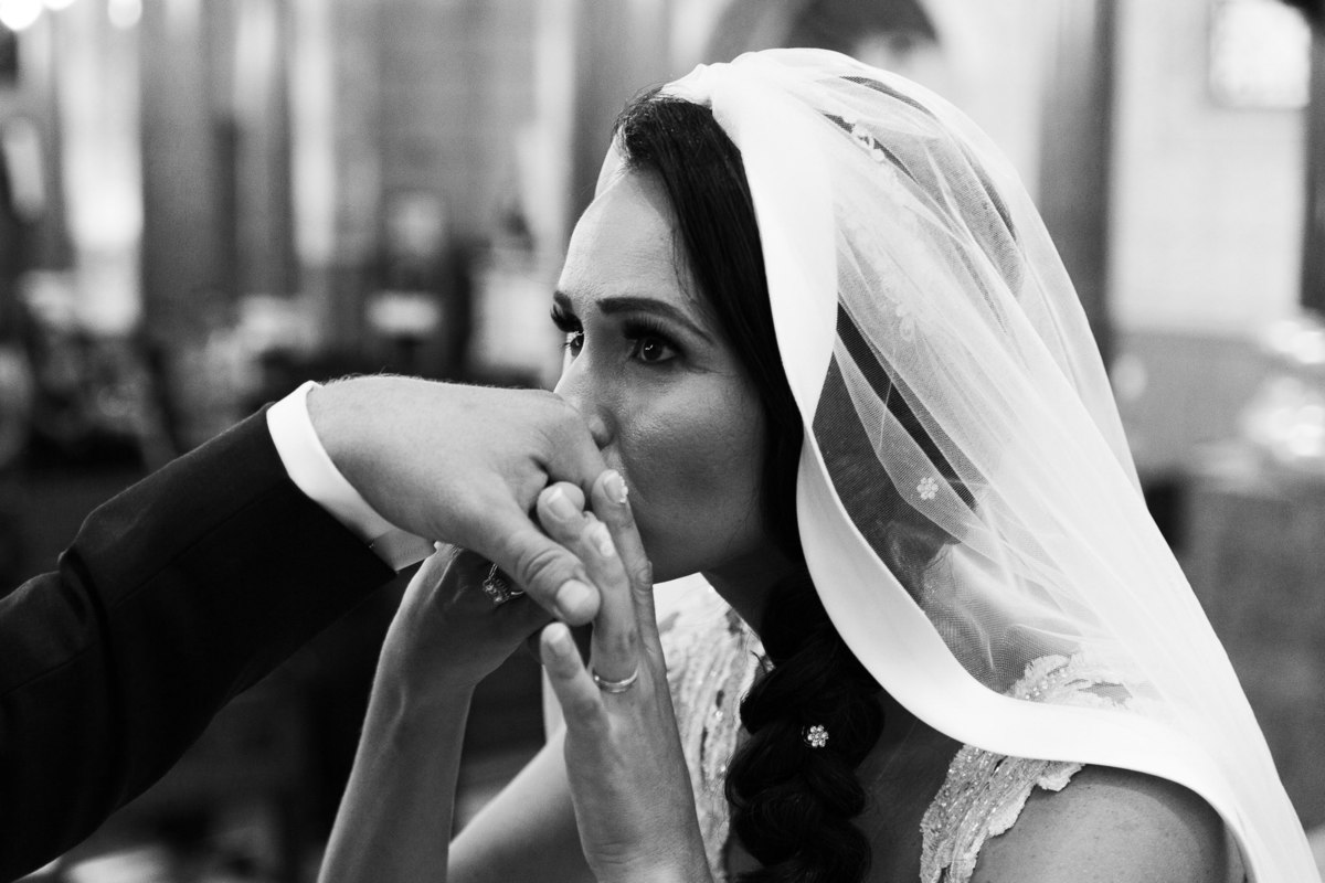Beijo na mão. Elisabete e Guilherme. Catedral São João Batista, Sítio Pontal das Águas, Albertina. Fotografia de Eduardo Pasqualini, fotógrafo de casamento, família e ensaios em Rio do Sul, Santa Catarina.
