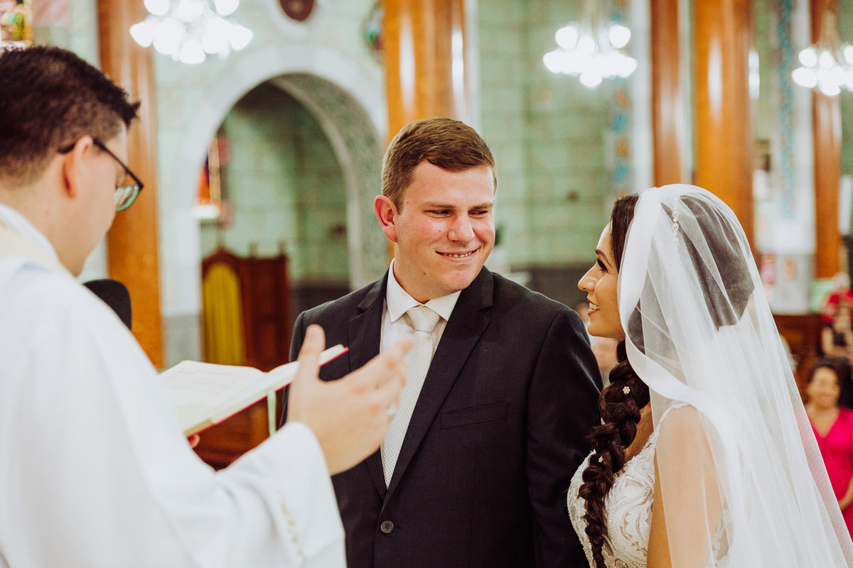 Sorriso do noivo. Elisabete e Guilherme. Catedral São João Batista, Sítio Pontal das Águas, Albertina. Fotografia de Eduardo Pasqualini, fotógrafo de casamento, família e ensaios em Rio do Sul, Santa Catarina.
