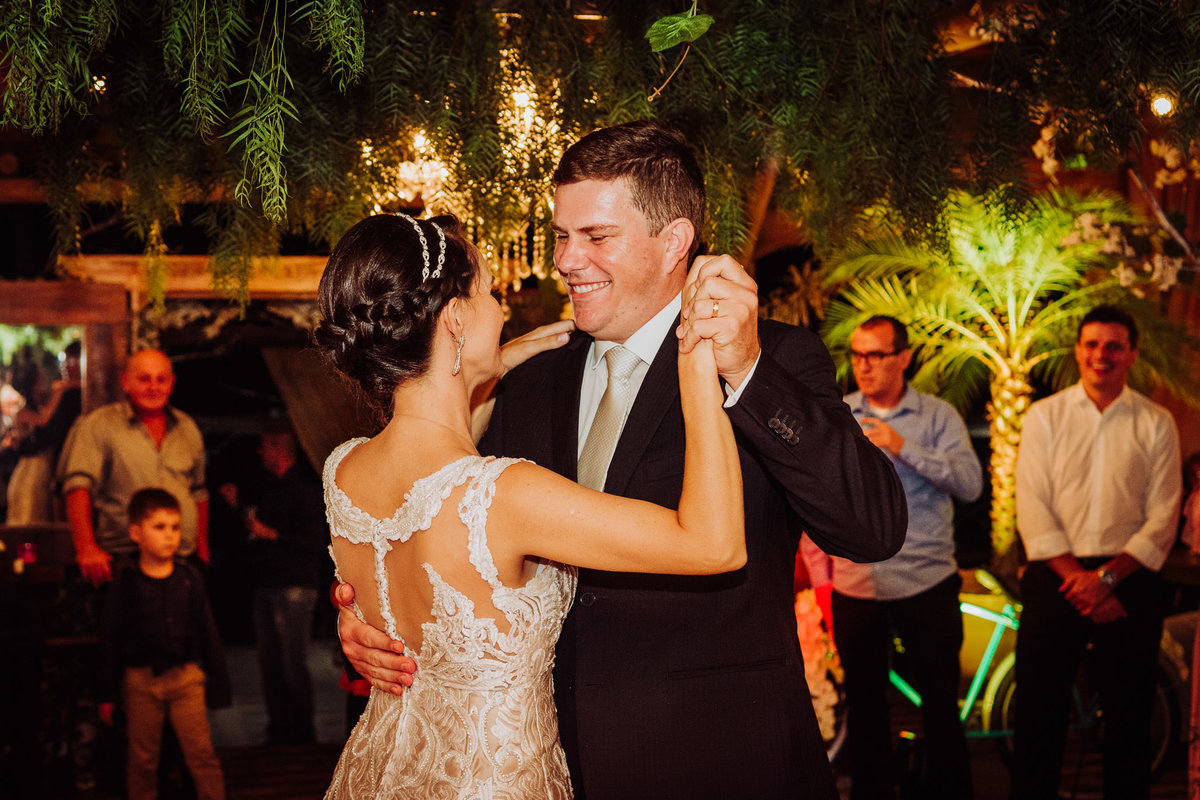 Valsa. Elisabete e Guilherme. Catedral São João Batista, Sítio Pontal das Águas, Albertina. Fotografia de Eduardo Pasqualini, fotógrafo de casamento, família e ensaios em Rio do Sul, Santa Catarina.