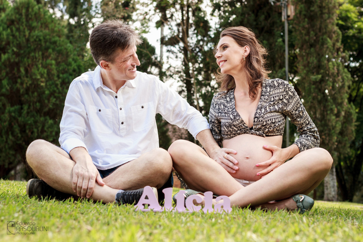 Anderson e Ângela felizes com a chegada de Alícia. Ensaio de Gestante. Fotografia de Eduardo Pasqualini, fotógrafo de casamentos e ensaios em Rio do Sul, Santa Catarina.