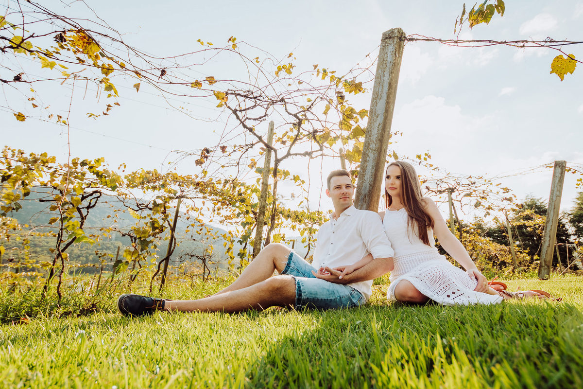 Em contato com a grama. Ensaio Pre-Casamento, Pre-Wedding Caroline e Ariel. osteria La Campagnaga, Itoupava. Fotografia de Eduardo Pasqualini, fotógrafo de casamento, família e ensaios em Rio do Sul, Santa Catarina.