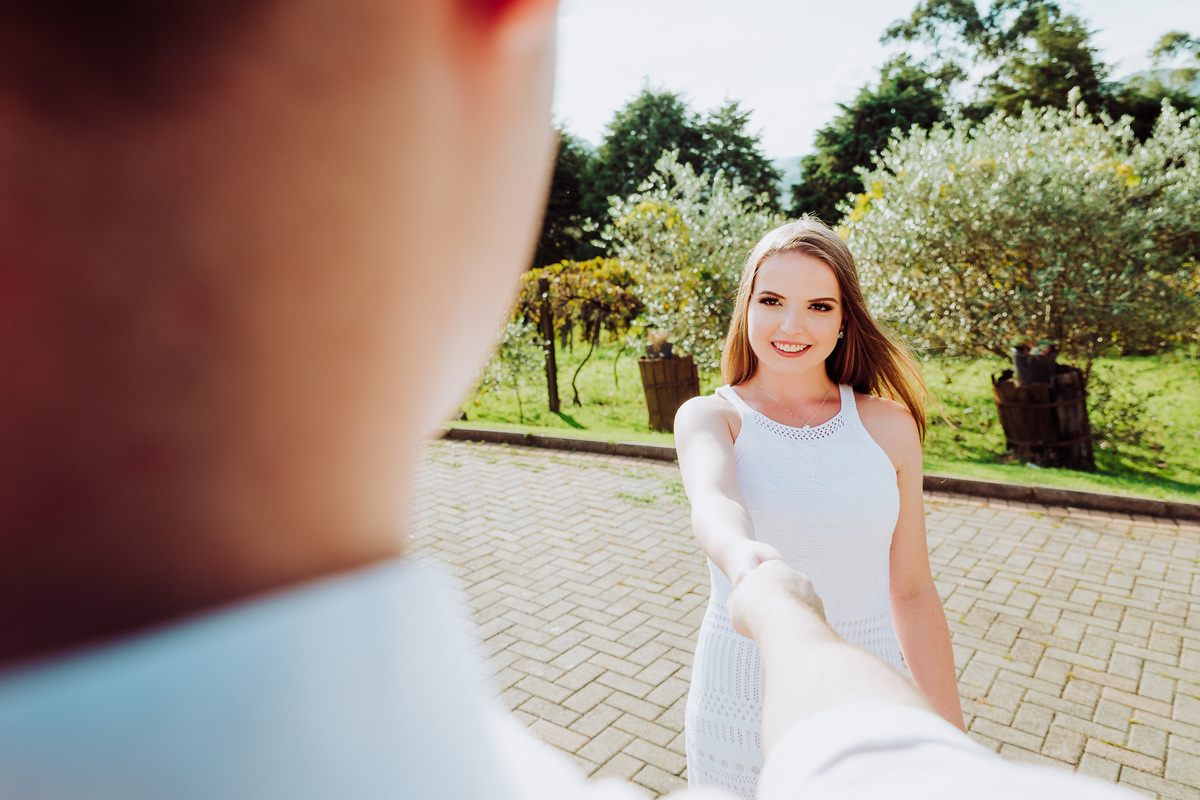 Vem comigo amor. Ensaio Pre-Casamento, Pre-Wedding Caroline e Ariel. osteria La Campagnaga, Itoupava. Fotografia de Eduardo Pasqualini, fotógrafo de casamento, família e ensaios em Rio do Sul, Santa Catarina.