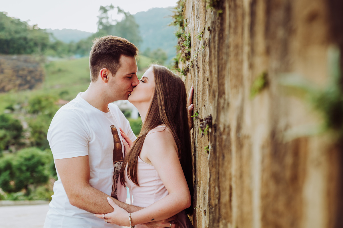 Namorando. Ensaio Pre-Casamento, Pre-Wedding Caroline e Ariel. osteria La Campagnaga, Itoupava. Fotografia de Eduardo Pasqualini, fotógrafo de casamento, família e ensaios em Rio do Sul, Santa Catarina.