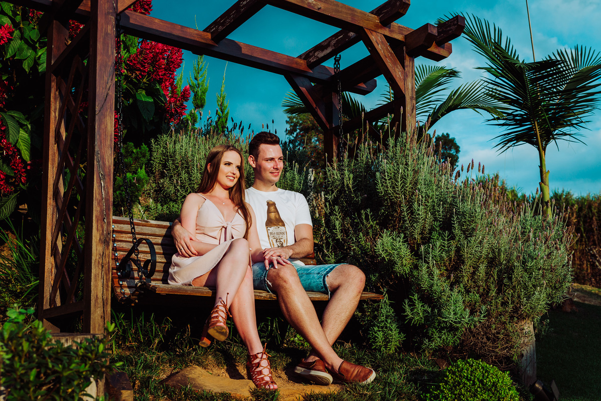 Balanço. Ensaio Pre-Casamento, Pre-Wedding Caroline e Ariel. osteria La Campagnaga, Itoupava. Fotografia de Eduardo Pasqualini, fotógrafo de casamento, família e ensaios em Rio do Sul, Santa Catarina.