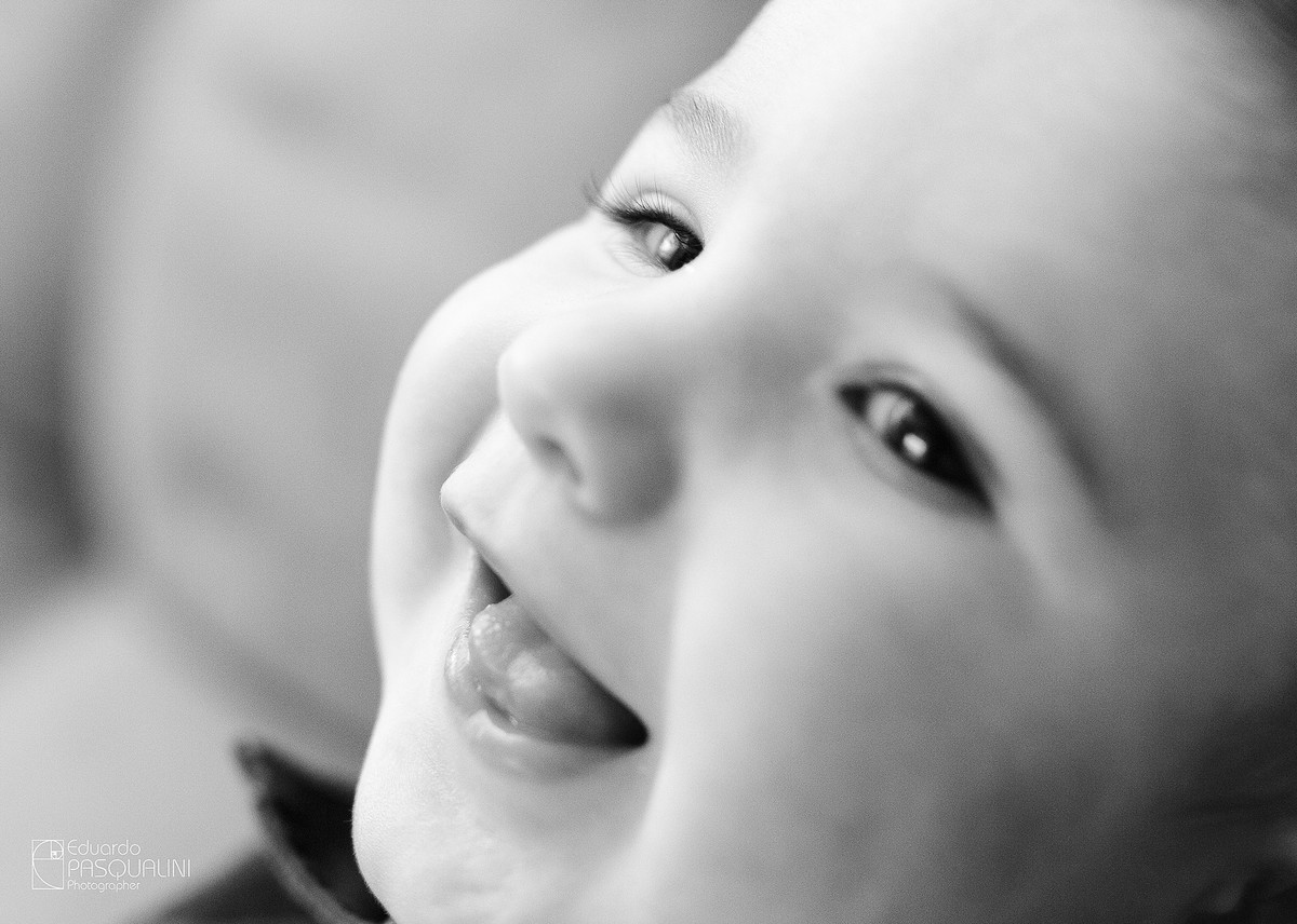 Sorrisão de Samuel, durante a sessão de fotos de acompanhamento, 5 meses. Fotografia de Eduardo Pasqualini, fotógrafo de casamentos e ensaios em Rio do Sul, Santa Catarina.