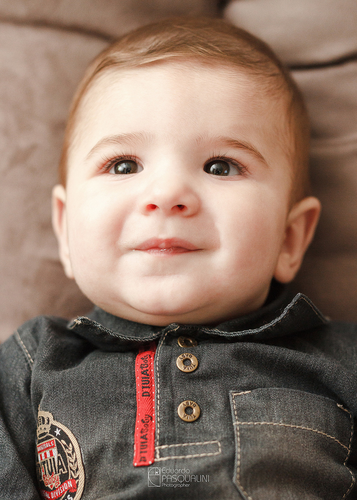 Samuel de frente, bebê com 5 meses. Fotografia de Eduardo Pasqualini, fotógrafo de casamentos e ensaios em Rio do Sul, Santa Catarina.