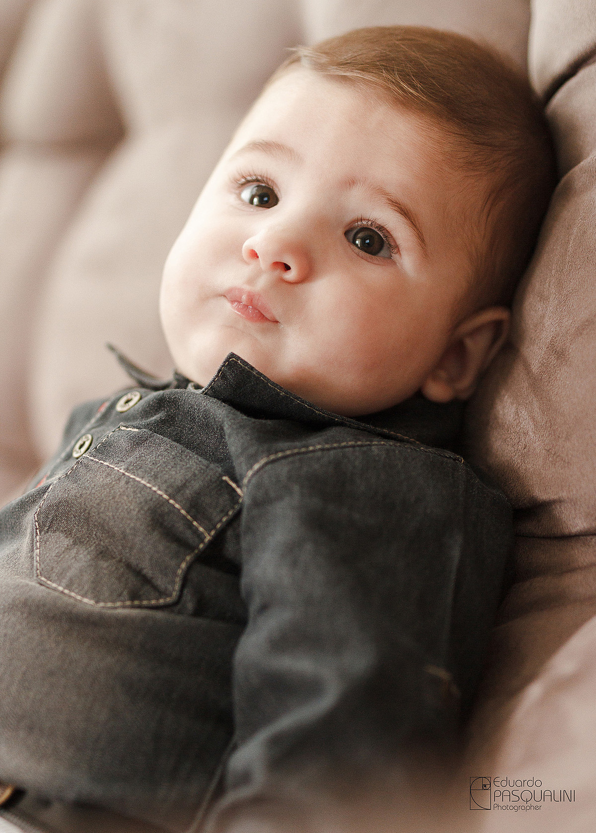 Bebê de 5 meses vestindo Jeans. Fotografia de Eduardo Pasqualini, fotógrafo de casamentos e ensaios em Rio do Sul, Santa Catarina.