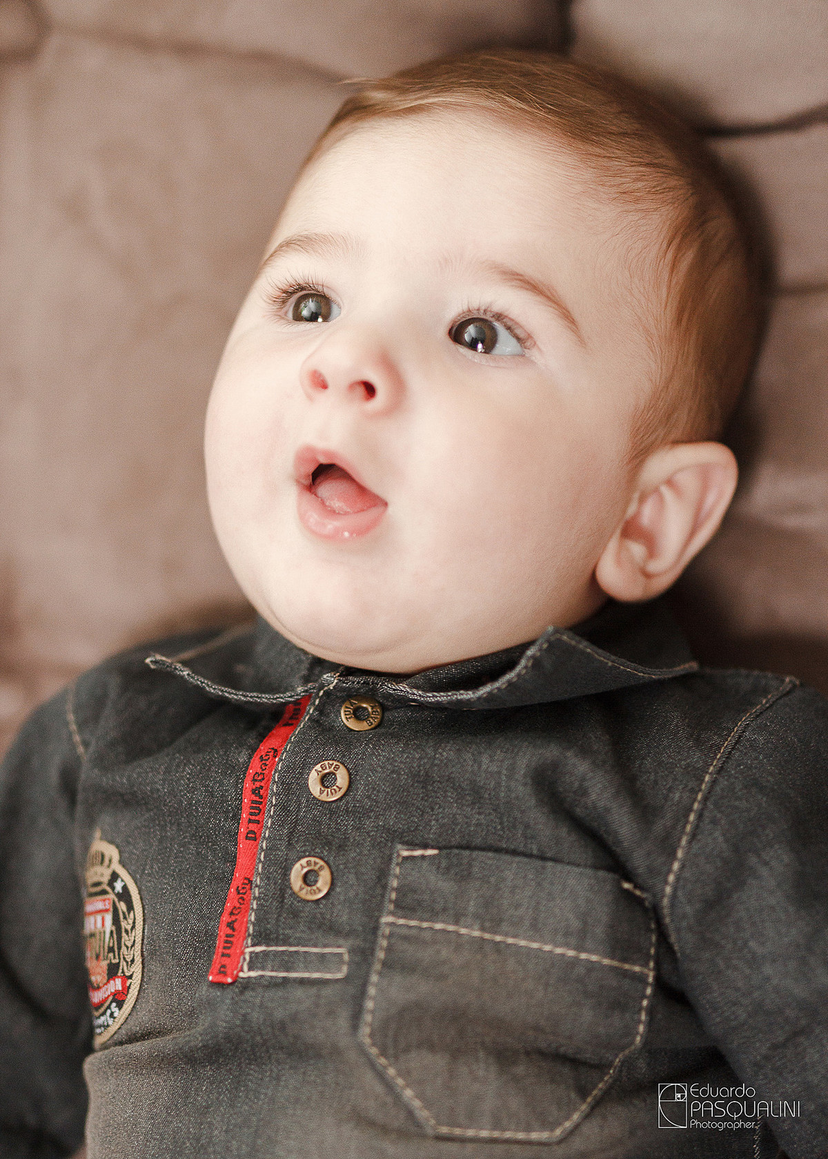 Impressionado, essa é a expressão do bebê Samuel. Fotografia de Eduardo Pasqualini, fotógrafo de casamentos e ensaios em Rio do Sul, Santa Catarina.