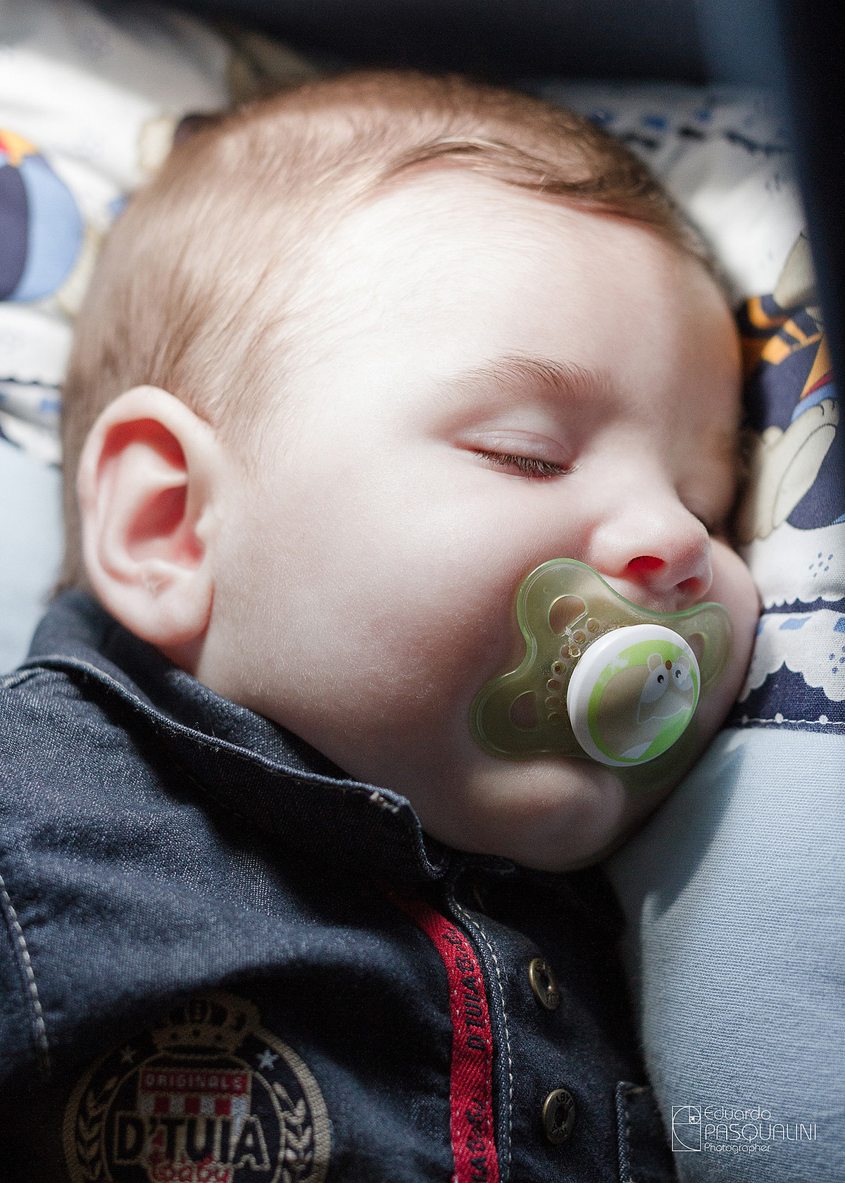 Samuel dorme tranquilamente em seu berço. Bebê dormindo. Fotografia de Eduardo Pasqualini, fotógrafo de casamentos e ensaios em Rio do Sul, Santa Catarina.