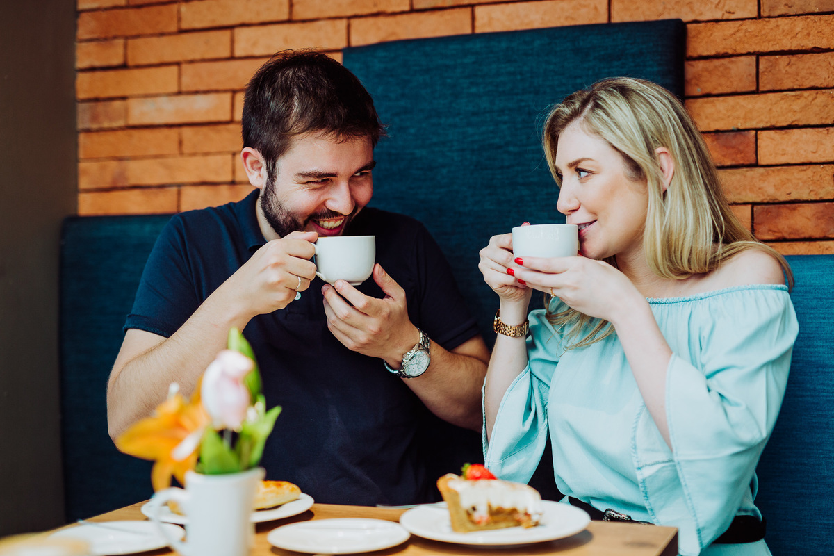 Café. Ensaio Pré-casamento Ana Caroline e Douglas. Fotografia de Eduardo Pasqualini, fotógrafo de casamento, família e ensaios em Rio do Sul, Santa Catarina.