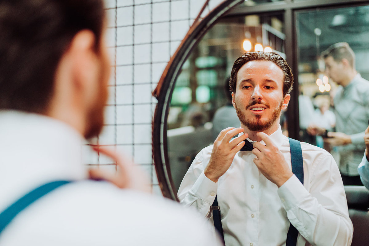 Noivo se arrumando.. Casamento Carla e Tiago Capistrano no Sítio Pontal das Águas, Albertina. Fotografia de Eduardo Pasqualini, fotógrafo de casamento, família e ensaios em Rio do Sul, Santa Catarina.