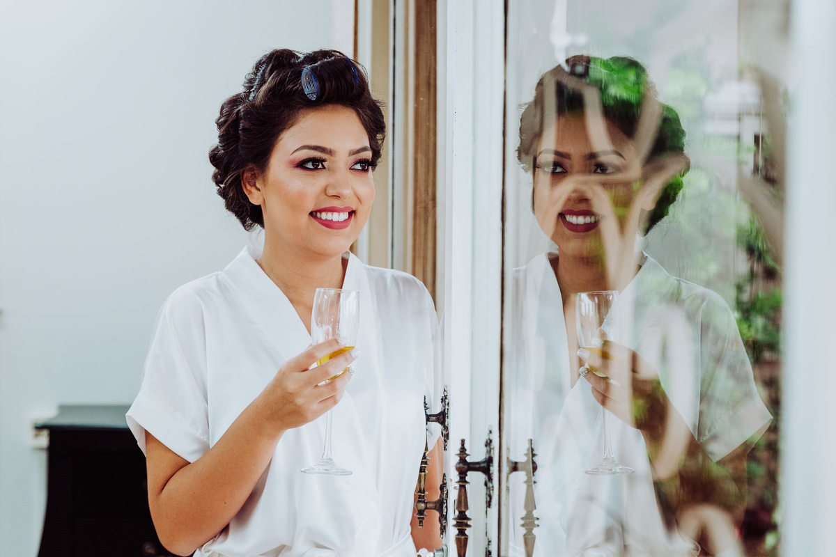 Espumante da noiva... Casamento Carla e Tiago Capistrano no Sítio Pontal das Águas, Albertina. Fotografia de Eduardo Pasqualini, fotógrafo de casamento, família e ensaios em Rio do Sul, Santa Catarina.