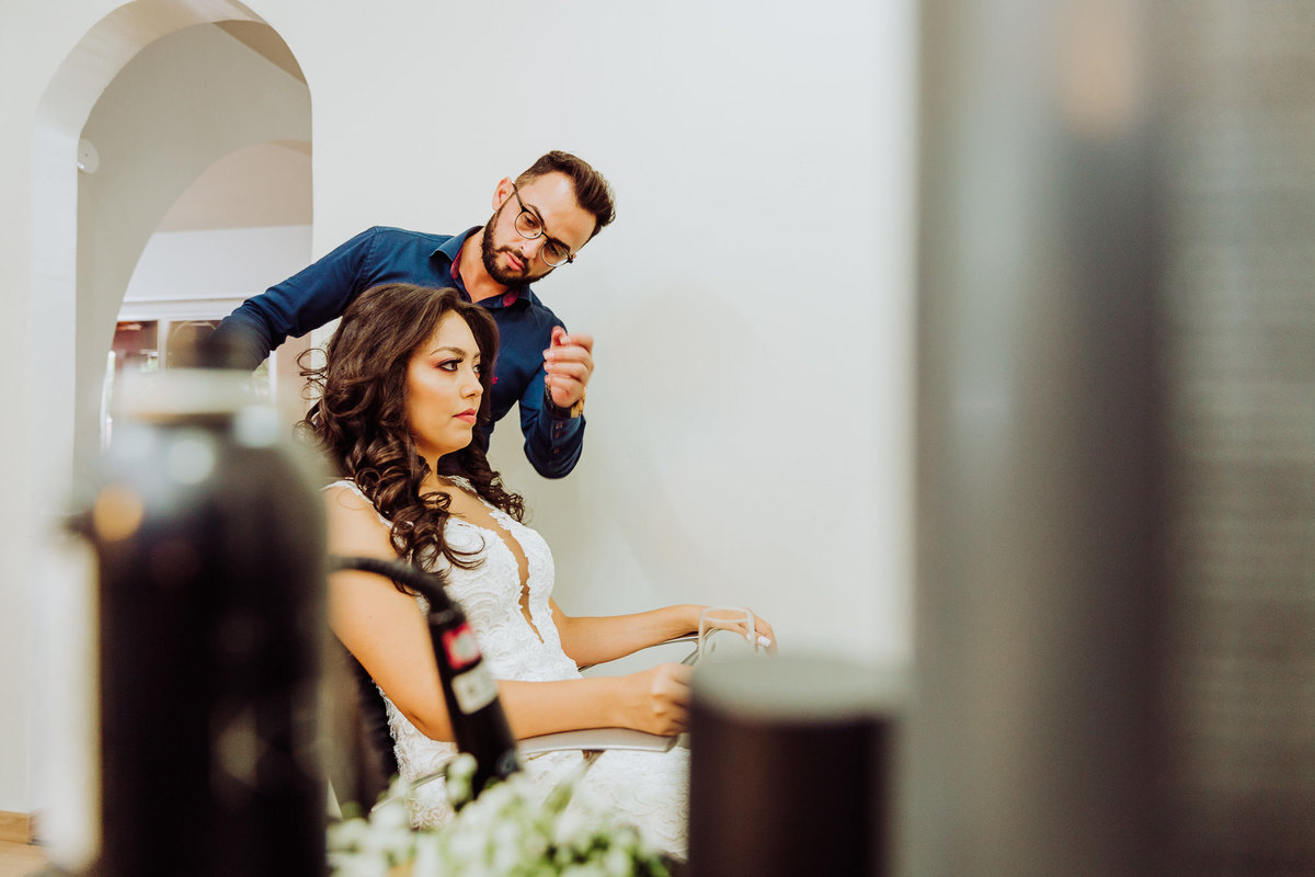 Cabelo da noiva... Casamento Carla e Tiago Capistrano no Sítio Pontal das Águas, Albertina. Fotografia de Eduardo Pasqualini, fotógrafo de casamento, família e ensaios em Rio do Sul, Santa Catarina.