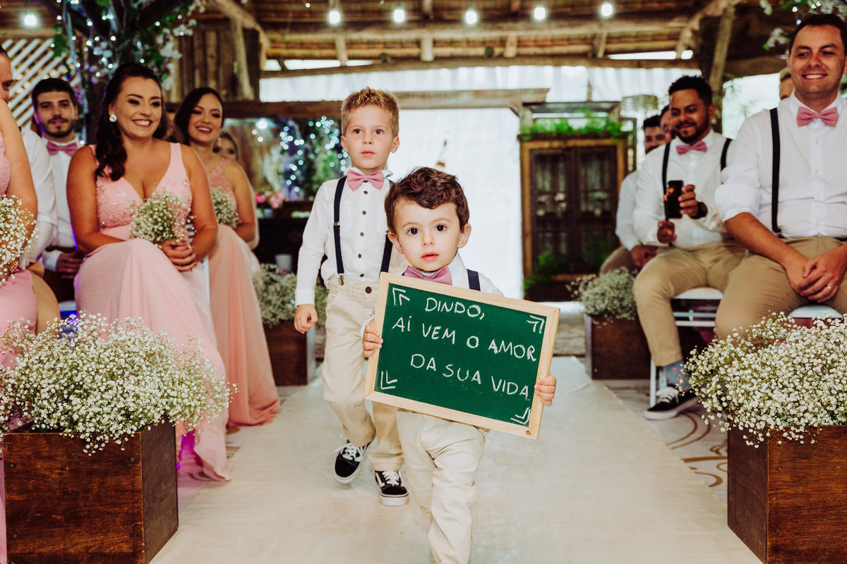 Lá vem a noiva... Casamento Carla e Tiago Capistrano no Sítio Pontal das Águas, Albertina. Fotografia de Eduardo Pasqualini, fotógrafo de casamento, família e ensaios em Rio do Sul, Santa Catarina.